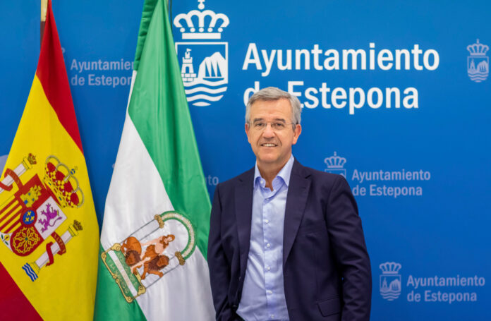 foto alcalde de estepona