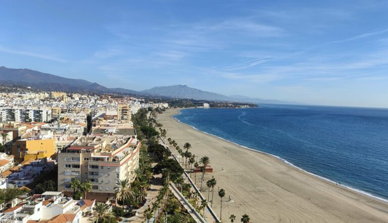 Estepona la ciudad andaluza con mayores ingresos por habitación hotelera durante el pasado verano