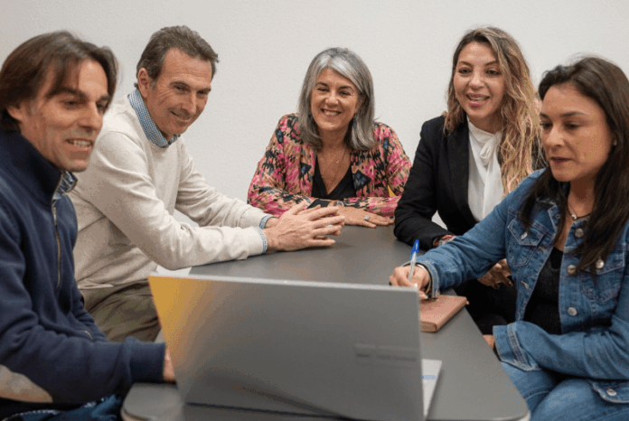 Benalmádena presenta a Stop Desahucios un estudio sobre viviendas vacías para identificar inmuebles susceptibles de incorporarse al alquiler de larga duración