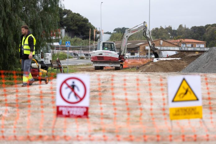 La Diputación y los ayuntamientos de Málaga y Torremolinos inician las obras de una red de 10,3 kilómetros para regar parques y campos de golf con agua regenerada