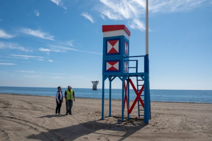Marbella renueva con diseño artístico individualizado las 19 torretas de salvamento de su litoral antes de Semana Santa