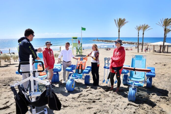 Marbella habilita 9 puntos de baño asistido en playas desde Cabopino hasta Guadalmina