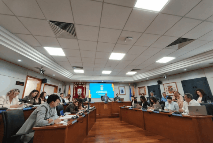Benalmádena cerró 2025 con 4 millones de superávit y un remanente de 93 millones en caja