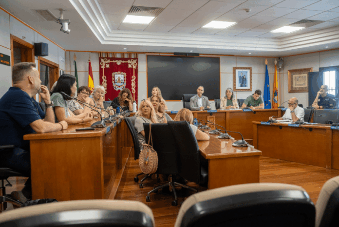 Benalmádena instalará señalética accesible en polideportivos, la Casa de la Cultura y el Edificio Innova
