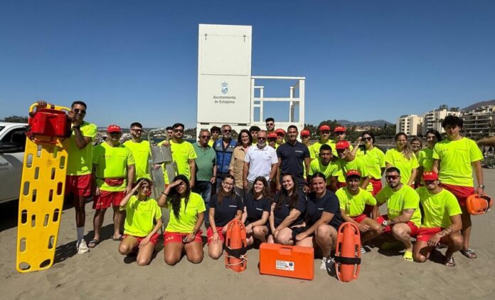 Estepona despliega 47 personas en el servicio de salvamento de sus playas hasta el 15 de septiembre