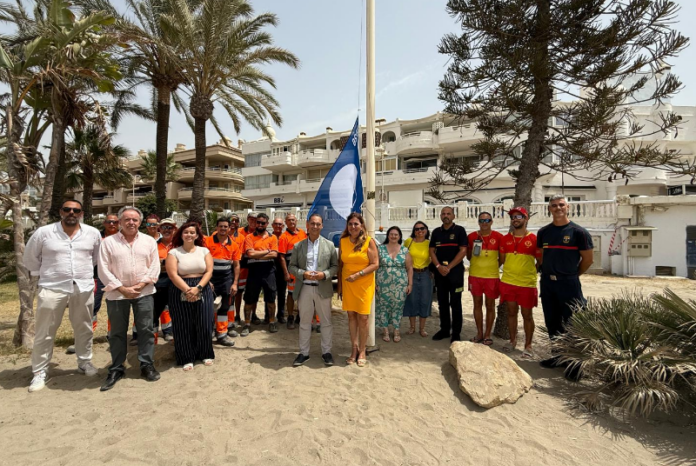 Benalmádena iza tres Banderas Azules en sus playas para la temporada 2026