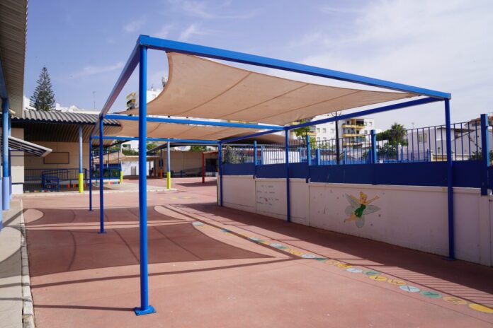 Estepona invierte 60.000 euros en zonas de sombra para los colegios públicos