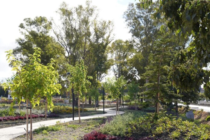 El este de Estepona estrena en unas semanas un parque con dos zonas infantiles y pista deportiva