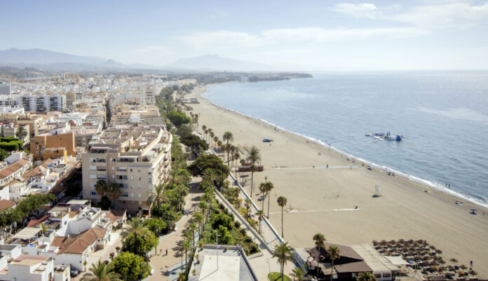 Estepona renovará las pasarelas y aseos de sus playas
