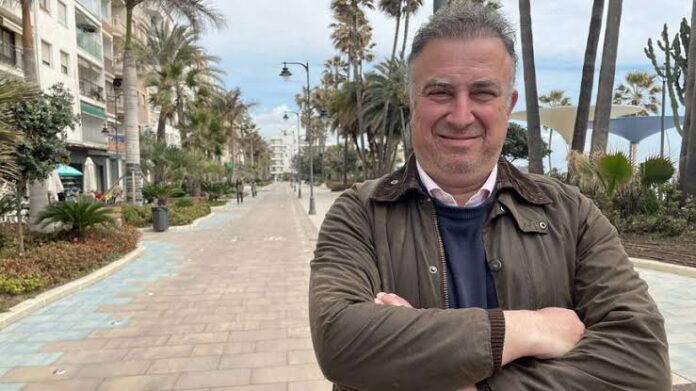 El Ayuntamiento de Estepona aplica una retención al sueldo del portavoz de Vox por una deuda de más de 250 mil euros