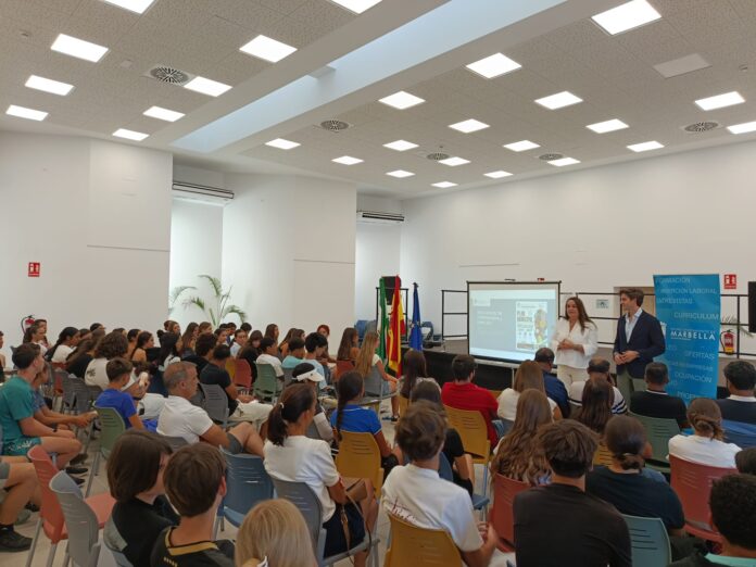 El Ayuntamiento de Marbella reúne a más de 100 personas en una charla de empleo en Nueva Andalucía