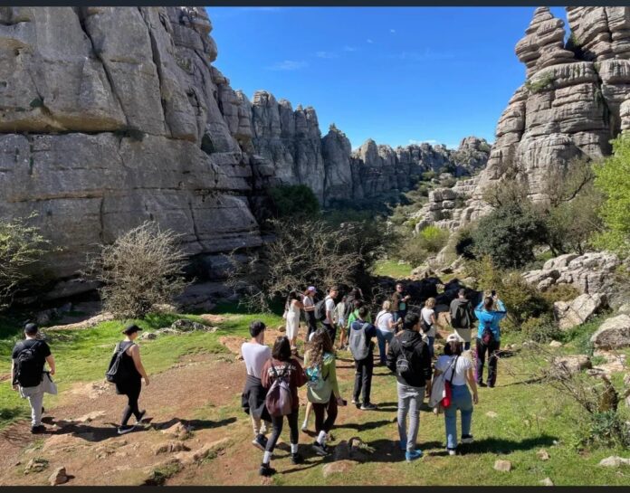 Estepona reanuda en octubre el programa juvenil «Conoce tu entorno» con cuatro excursiones
