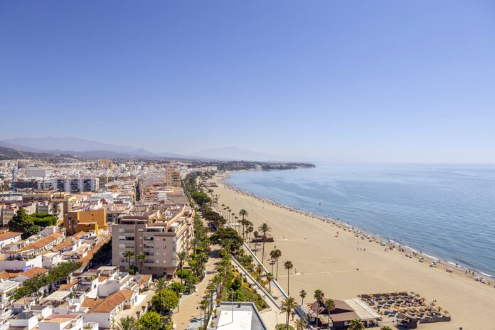 Estepona cambia la madera por el hormigón en las pasarelas de sus playas