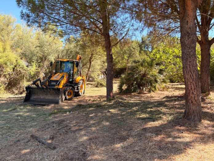Estepona desbroca más de medio centenar de cauces y pasos de ríos