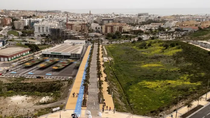 Estepona tendrá una piscina cubierta y pistas de pádel junto a la avenida Puerta del Mar