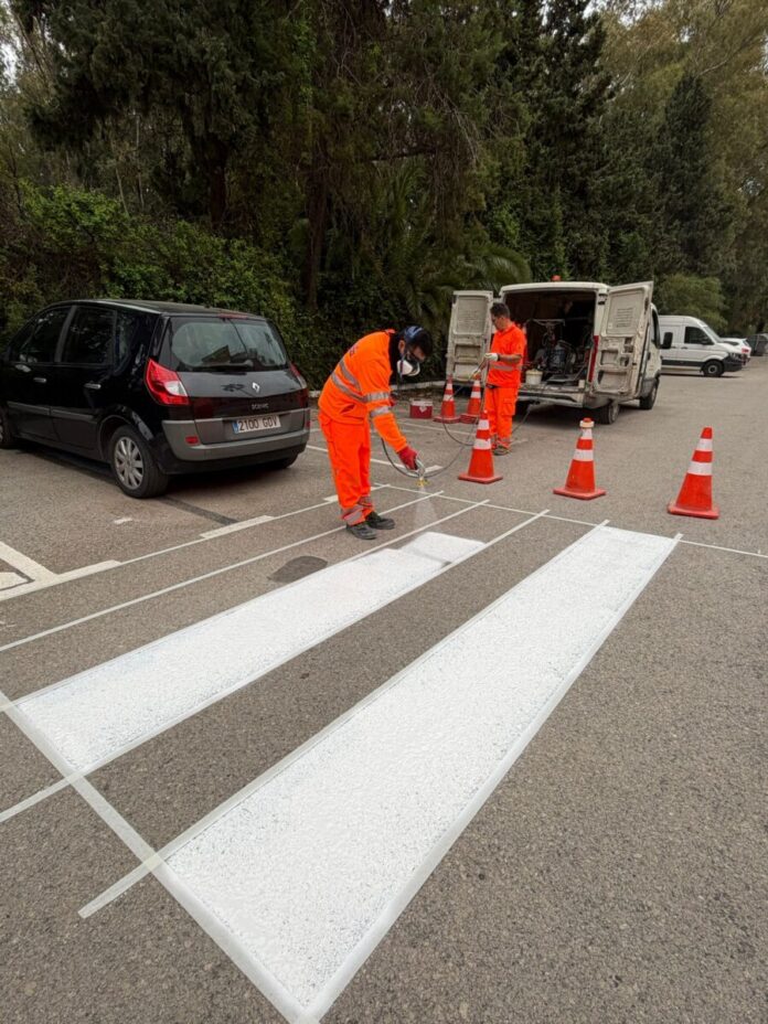 Pintando en Estepona de señales viarias